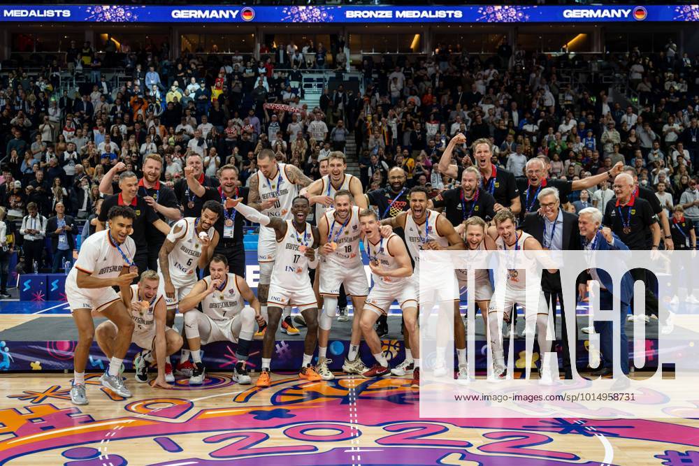 Basketball Berlin 18.09.2022 Eurobasket 2022 Spiel um Platz 3 Bronzemedaillenspiel Deutschland (GER) - Polen (POL) Deutschland gewinnt und wird 3. Bronzemedaille Siegerehrung Maodo Lo (Deutschland, No.04) Nils Giffey (Deutschland, No.05) Dennis Schröder Schroeder (Deutschland, No.17) Schröder Schroder Nick Weiler-Babb (Deutschland, No.06) Weiler Babb Johannes Voigtmann (Deutschland, No.07) Daniel Theis (Deutschland, No.10) Franz Wagner (Deutschland, No.09) Jonas Wohlfarth-Bottermann (Deutschland, No.18) Justus Hollatz (Deutschland, No.21) Johannes Thiemann (Deutschland, No.32) Christian Sengfelder (Deutschland, No.43) Andreas Obst (Deutschland, No.42) Gordon Herbert (Deutschland, Bundestrainer) und andere Jubel Mannschaftsfoto Teamfoto