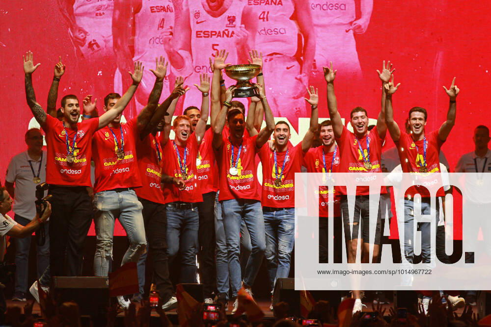 Players of Spain show the trophy during the celebration the day after winning the EuroBasket at WiZink Center on September 19, 2022 in Madrid, Spain. MADRID SPAIN - ZUMAa181 20220919_zaa_a181_004