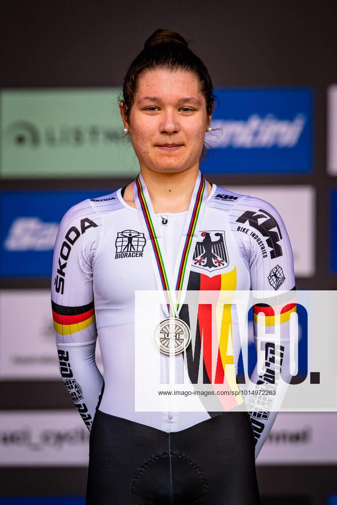 KW38 CZAPLA Justyna: UCI Road cycling, Rad, Radsport, Strasse World Championships 2022 CZAPLA Justyna ( GER ) Germany Second Place - Award Ceremony Medal Ceremony Podium - Hochformat hoch vertikal Portrait - Event Veranstaltung: UCI Road Cycling World Championships 2022 - Category Kategorie: Cycling - Road Cycling World Championships - Junior Women U19 - Location Ort: Australia - Start: Wollongong - Finish: Wollongong - Discipline: Individual Time Trail ( ITT ) - Distance: 14,1 km - Date Datum: 20.09.2022 Tuesday Day 3 -