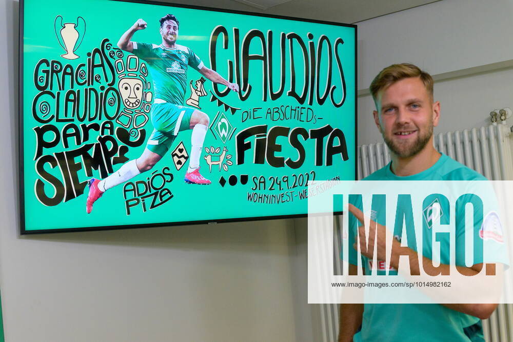 KW38 GER, 1.FBL, Werder Bremen Mixedzone Niclas Füllkrug 20.09.2022, Pressekonferenzraum, Bremen, GER, 1.FBL, Werder Bremen Mixedzone Niclas Füllkrug Mixedzone Niclas Füllkrug Fuellkrug (Werder Bremen 11); am Podium im Medienraum sitzend während einer Mixed Zone. Zm Abschluss zeigt er auf das Claudio Fiesta Bild an dem er am Samstag auch Teilnehmern wird