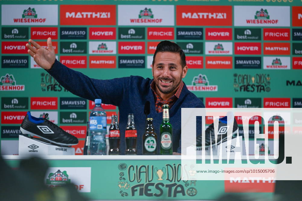 KW38 GER, SV Werder Bremen, Pressekonferenz Claudio Pizarro Abschiedsspiel mit Claudio Pizarro, 22.09.2022, Wohninvest Weserstadion , Bremen, GER, SV Werder Bremen, Pressekonferenz Claudio Pizarro Abschiedsspiel mit Claudio Pizarro, im Bild picture shows Claudio Pizarro spricht bei der Pressekonferenz zu seinem Abschiedsspiel.