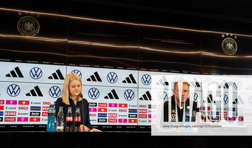 Fussball UEFA Nations League, Deutschland - Abschlusstraining und Pressekonferenz Deutsche Nationalmannschaft, v.l. Franziska Wülle (Pressesprecherin DFB), Hansi Flick (Bundestrainer) Frankfurt am Main