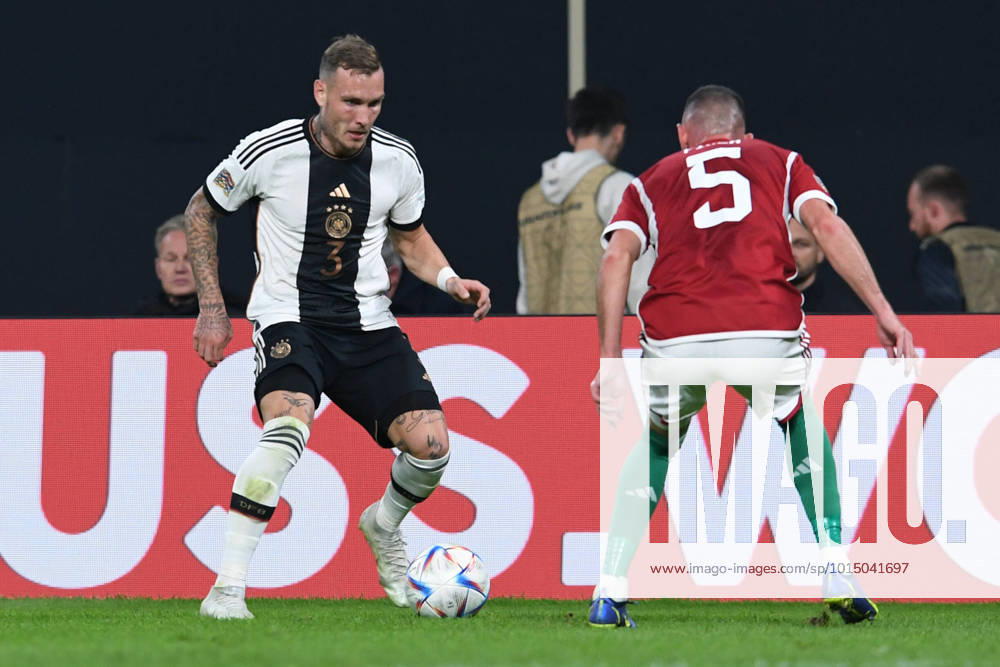 Fußball UEFA Nations League Deutschland - Ungarn am 23.09.2022 in der Red Bull Arena in Leipzig David Raum ( Deutschland ), links - Attila Fiola ( Ungarn ), rechts DFB regulations prohibit any use of photographs as image sequences and or quasi-video.