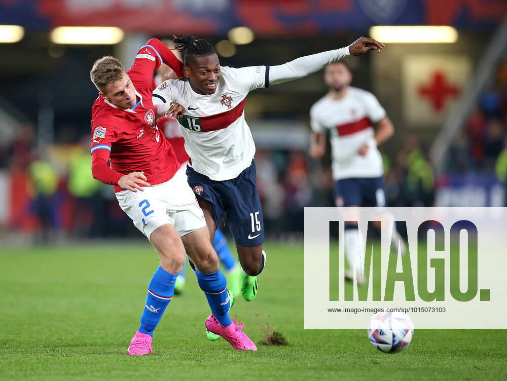 Fussball Länderspiel UEFA Nations League 2022 23, Tschechische Republik - Portugal, in der Fortuna Arena Prag. (L-R) David Zima (Tschechien) gegen Rafael Leao (Portugal)