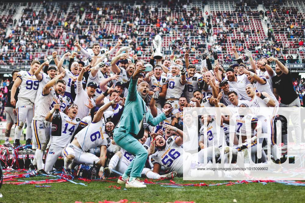 KW38 AMERICAN FOOTBALL - ELF Final, Sea Devils vs Vikings KLAGENFURT,AUSTRIA,25.SEP.22 - AMERICAN FOOTBALL - ELF, European League of Football, Hamburg Sea Devils vs Vienna Vikings, Championship Game. Image shows the rejoicing of the Vikings and Patrick Esume. GEPAxpictures xDanielxGoetzhaber