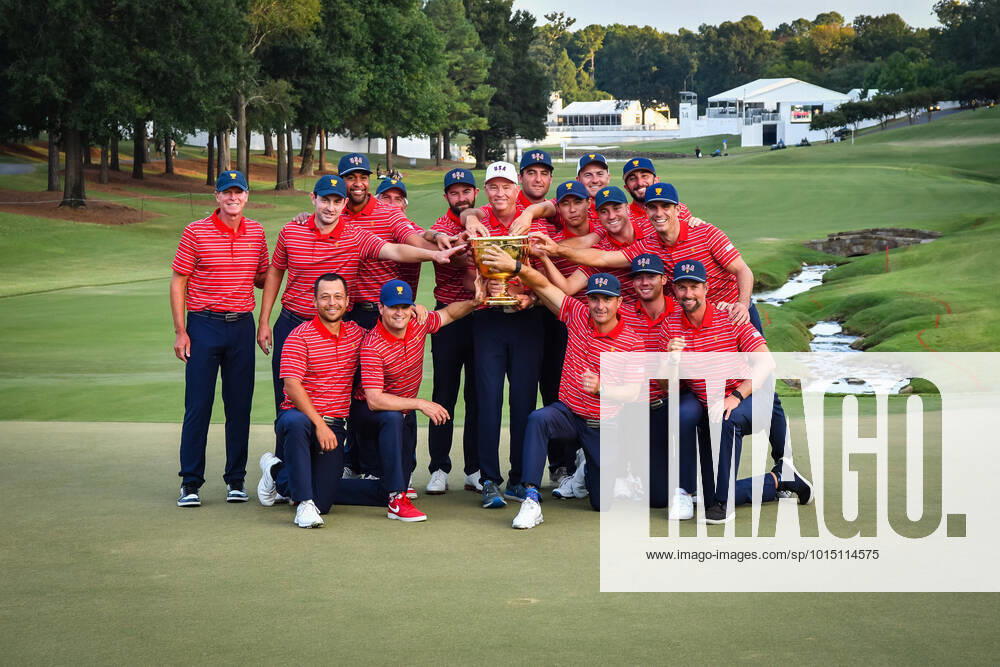 The United State team with the trophy after winning the Presidents Cup at Quail Hollow Club in Charlotte, NC. CSM Charlotte USA - ZUMAc04_ 20220925_zaf_c04_077