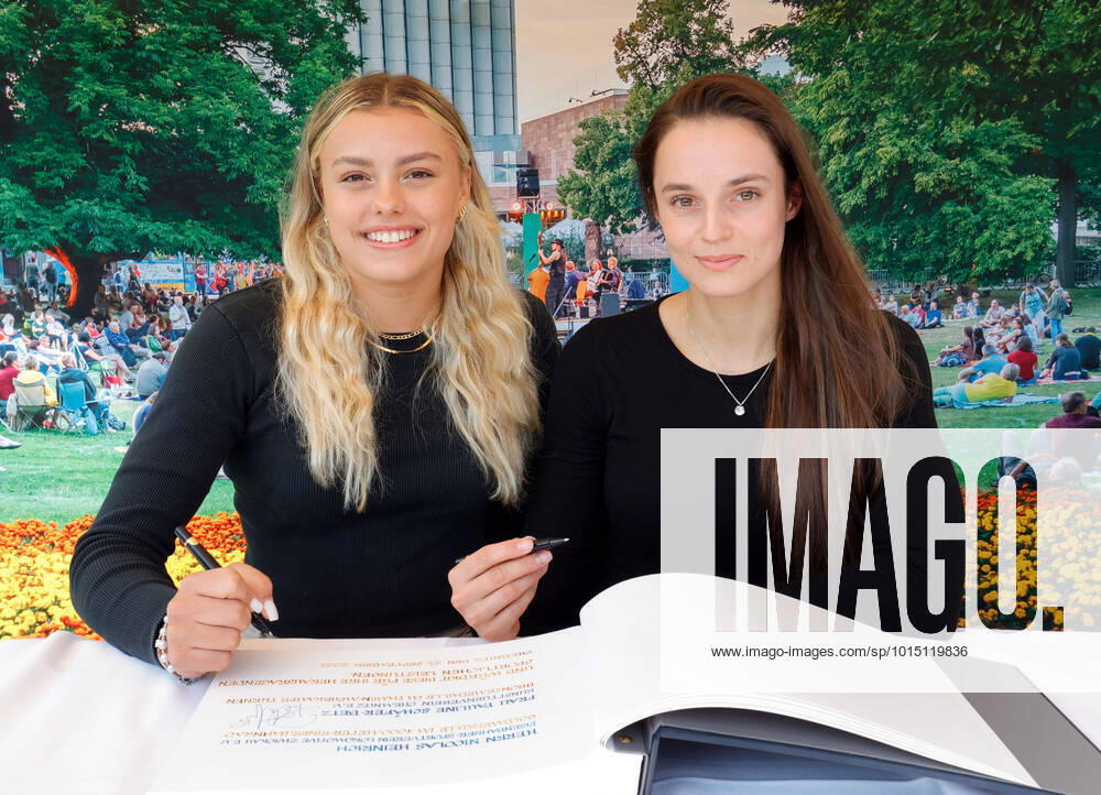 KW38 Eintrag in Goldenes Buch 25.09.2022, Chemnitz, Küchwaldwiese Sportler tragen sich in Anwesenheit des Chemnitzer Oberbürgermeisters Sven Schulze für ihre herausragenden Leistungen im Jahr 2022 in das Goldene Buch des Sports ein. Unter anderem Emma Malewski vom TuS 1861 Chemnitz- Altendorf e.V., Golmedaillen- Gewinnerin am Schwebebalken bei den European Champinchips 2022 in München und Pauline Schäfer- Betz vom Kunstturnverein Chemnitz e.V. Gewinnerin der Bronzemedaille im Damen-Mehrkampf Turnen bei den European Chabionchips 2022 in München. vl: Emma Malewski und Pauline Schäfer-Betz Chemnitz Sachsen BRD