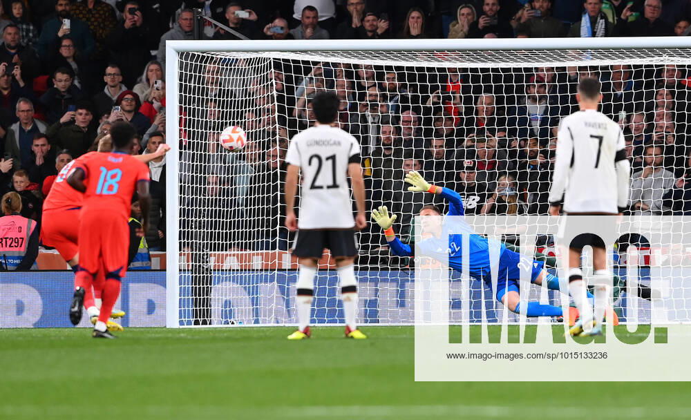 UEFA Nations League in Wembley England - Deutschland 26.09.2022 Harry Kane (li, England) erzielt das Tor zum 2:3. Marc-Andre der Stegen (re, Deutschland) kommt zu spaet