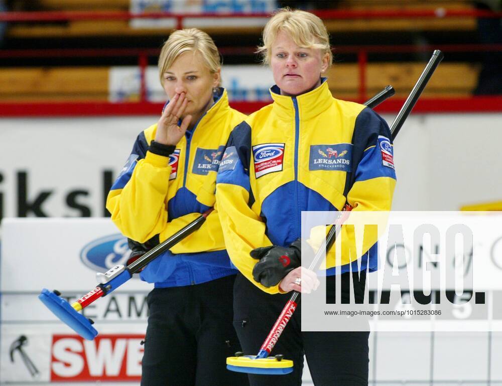 GÄVLE 040419 Svenska damcurlinglagets skipper Anette Norberg släpper iväg en sten medan Anna Bergström och Cathrine Norberg sopar mandagen 19 april i matchen mot USA under Curling-vm i Gävle. GÄVLE SVERIGE CURLING