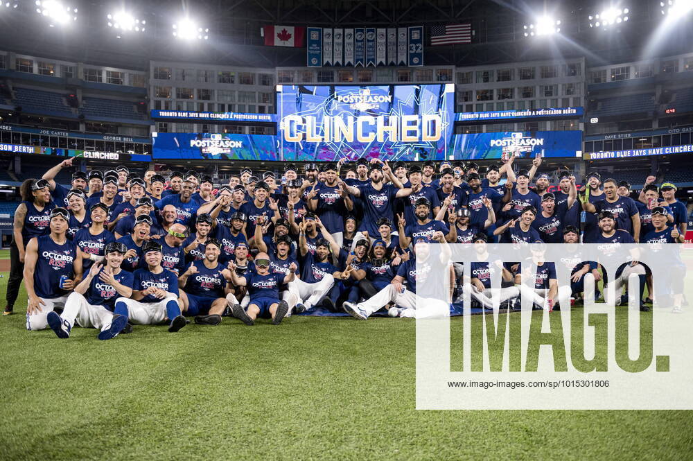 The Toronto Blue Jays and team personnel celebrates clinching a playoff spot after defeating the Boston Red Sox in AL MLB, Baseball Herren, USA baseball action in Toronto on Friday, September 30, 2022. Canada News - September 30, 2022 - ZUMAc35_ 20220930_zaf_c35_268