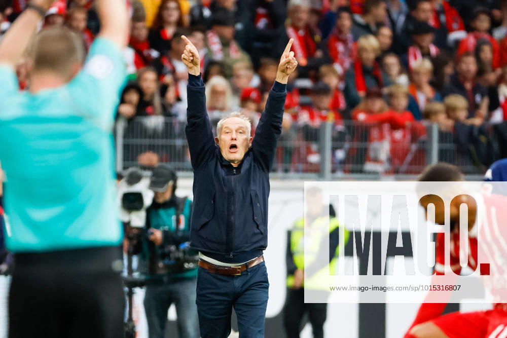 KW39 Christian Streich (SC Freiburg, Trainer) Geste, Gestik, gestikuliert , GER, SC Freiburg vs. 1. FSV Mainz 05, Fussball, Bundesliga, 8. Spieltag, Spielzeit 2022 2023, 01.10.2022 DFL REGULATIONS PROHIBIT ANY USE OF PHOTOGRAPHS AS IMAGE SEQUENCES AND OR QUASI-VIDEO. GER, SC Freiburg vs. 1. FSV Mainz 05, Fussball, Bundesliga, 8. Spieltag, Spielzeit 2022 2023, 01.10.2022 Freiburg im Breisgau