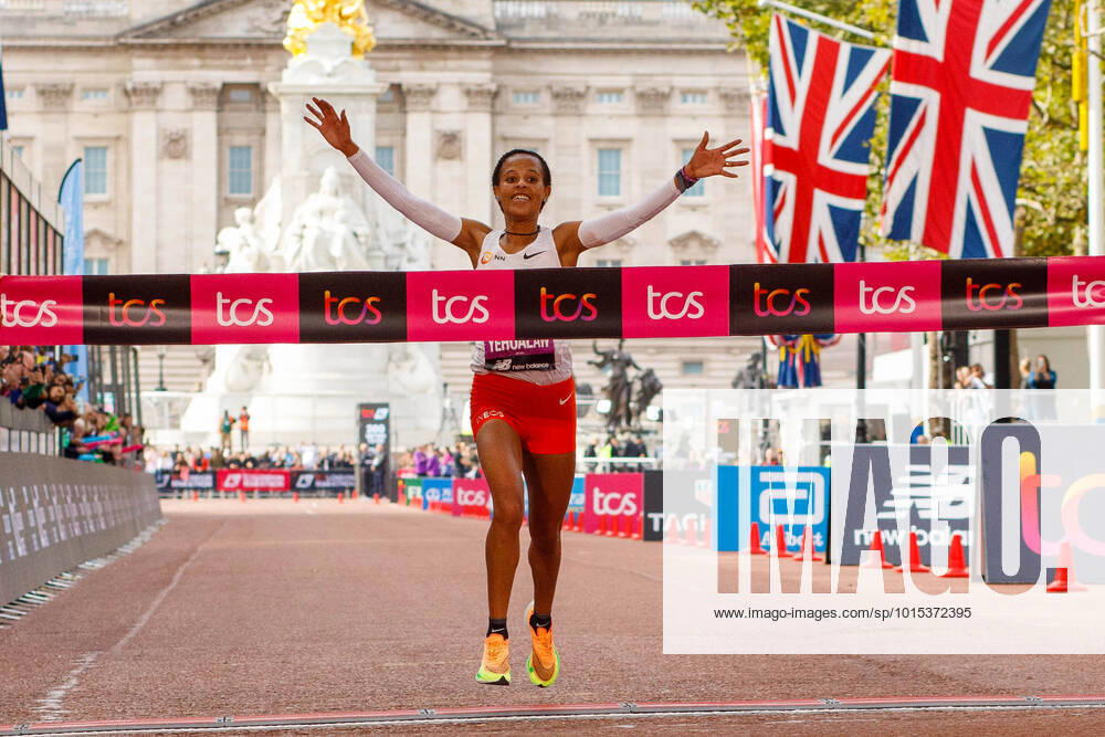 KW39 (221002) -- LONDON, Oct. 2, 2022 -- Ethiopia s Yalemzerf Yehualaw crosses the finish line as she wins the women s elite race at 2022 London Marathon in London, Britain, Oct. 2, 2022. (Photo by Tim Ireland Xinhua) (SP)BRITAIN-LONDON-LONDON MARATHON 2022 LixYing
