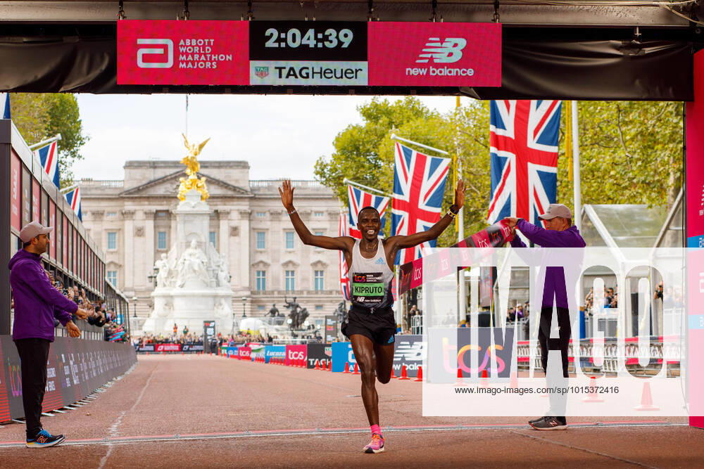 KW39 (221002) -- LONDON, Oct. 2, 2022 -- Kenya s Amos Kipruto celebrates after winning the men s elite race at 2022 London Marathon in London, Britain, Oct. 2, 2022. (Photo by Tim Ireland Xinhua) (SP)BRITAIN-LONDON-LONDON MARATHON 2022 LixYing