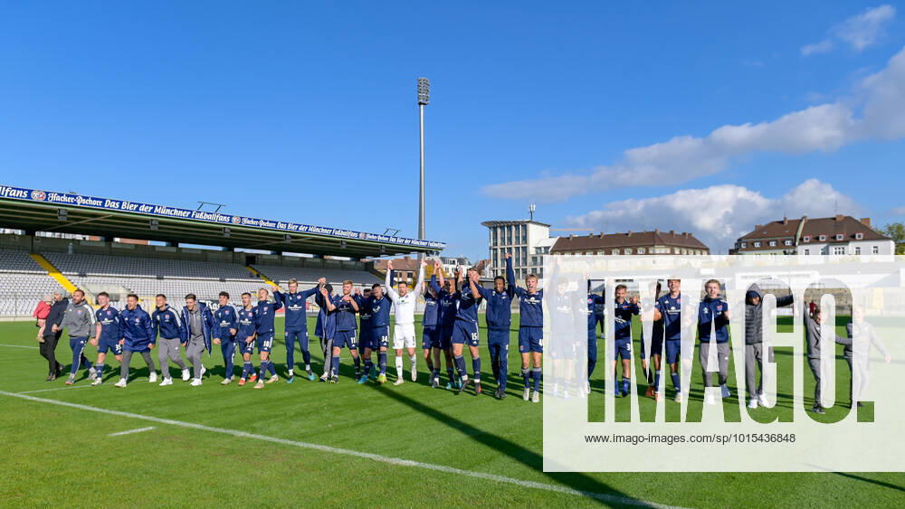 Unterhachinger Spieler bedanken sich bei den Fans, bedanken, Dank, Feiern, optimistisch, 03.10.2022, München (Deutschland), Fussball, Regionalliga Bayern, Türkgücü München - SpVgg Unterhaching