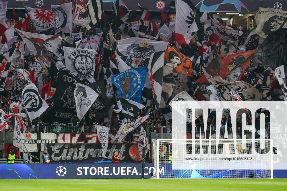 - Champions League: Eintracht Frankfurt - Tottenham Hotspur am 04.10.2022 im Deutsche Bank Park in Frankfurt Die Fans von Eintracht Frankfurt präsentieren zum Intro in der Nordwestkurve Fahnen