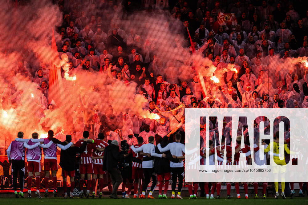 Players of Union Berlin celebrate with supporters in the stands after the UEFA Europa League match between Malmö FF and Union Berlin on October 6, 2022 in Malmö. Photo: Petter Arvidson BILDBYRAN kod PA PA0409 fotboll football soccer fotball uefa europa league malmö ff union berlin bbeng jubel publik pyroteknik
