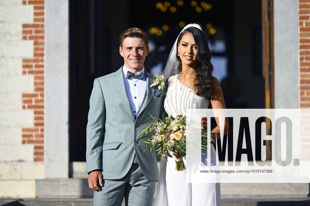 KW40 DILBEEK, BELGIUM - OCTOBER 07 : Remco Evenpoel and His wife Oumi pictured on their wedding day at the City hall of Dilbeek. on October 7, 2022 in Dilbeek, Belgium, 7 10 2022 ( Wedding Remco Evenepoel and Oumi PhotoNews Panoramic