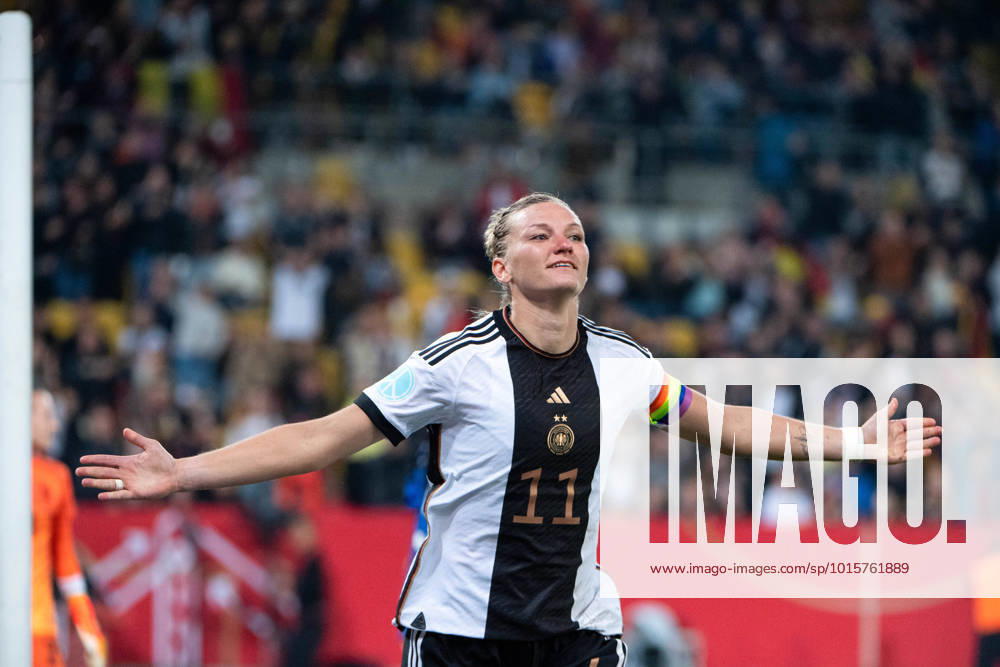 KW40 Alexandra Popp (Deutschland 11) jubelt ueber das Tor zum 2:0, GER, Deutschland vs. Frankreich, Fussball Frauen Nationalmannschaft, 07.10.2022, Freundschaftsspiel, Spielzeit 2022 2023 DFB regulations prohibit any use of photographs as image sequences and or quasi-video GER, Deutschland vs. Frankreich, Fussball Frauen Nationalmannschaft, 07.10.2022, Freundschaftsspiel, Spielzeit 2022 2023 Dresden
