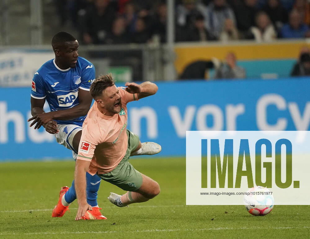 GER, 1.FBL, TSG 1899 Hoffenheim vs SV Werder Bremen 07.10.2022, PreZero-Arena, Sinsheim, GER, 1.FBL, TSG 1899 Hoffenheim vs SV Werder Bremen , DFL regulations prohibit any use of photographs as image sequences and or quasi-video. im Bild Stanley Nsoki (Hoffenheim), Niclas Füllkrug (Bremen).