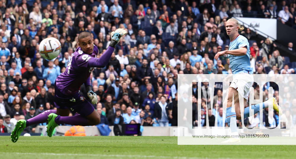 Manchester, England, 8th October 2022. Erling Haaland of Manchester City shoots wide during the Premier League match at the Etihad Stadium, Manchester. Picture credit should read: Darren Staples Sportimage . SPI-1928-0010