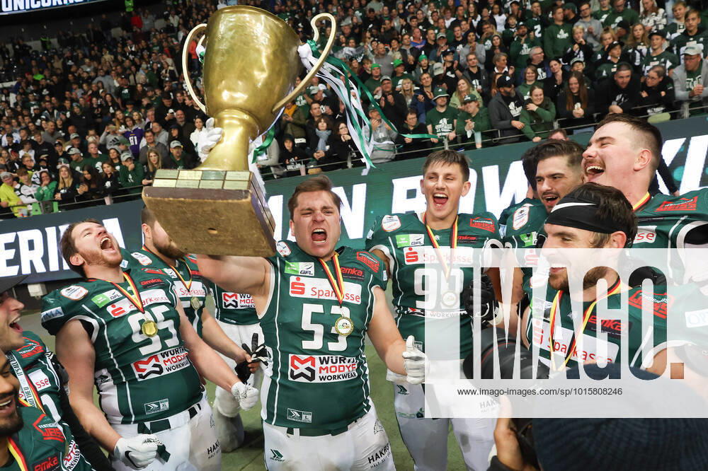 KW40 Potsdam Royals - Schwäbisch Hall Unicorns, German Bowl XLIII Hagen Krauß (Unicorns, 53) stemmt den German Bowl, grenzenloser Jubel der Unicorns. Finale der erima GFL zwischen den Potsdam Royals und den Schwäbisch Hall Unicorns am 8. Oktober 2022 im Deutsche Bank Park in Frankfurt am Main., Frankfurt am Main Hessen Deutschland Deutsche Bank Park