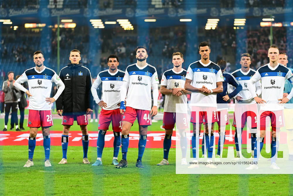 Fußball I Herren I Saison 2022-2023 I 2. Bundesliga I 11. Spieltag I Hamburger SV - 1. FC Kaiserslautern I 08.10.2022 Schaut enttäuscht, betrübt, deprimiert, frustriert, geknickt, gekränkt, niedergeschlagen, unzufrieden, ernüchtert, schlecht gelaunt: die Mannschaft verabschiedet die Fans. Hamburg Volksparkstadion Hamburg Deutschland