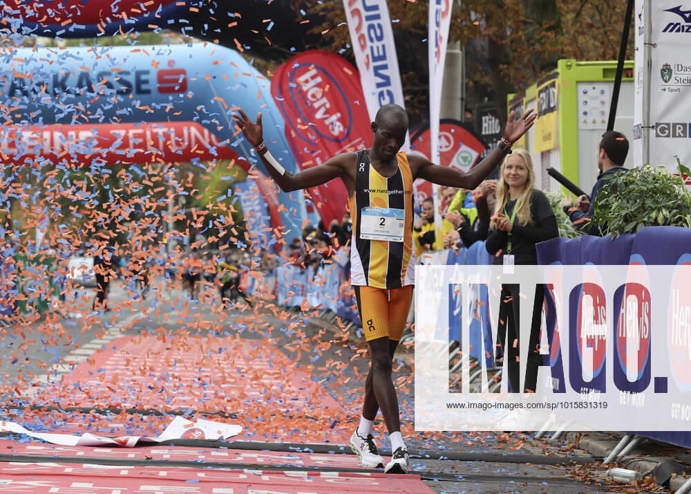 KW40 RUNNING - Graz Marathon 2022 GRAZ,AUSTRIA,09.OCT.22 - RUNNING - Graz Marathon. Image shows the rejoicing of Georg Nyamori Onyancha (KEN). GEPAxpictures xWolfgangxGrebien