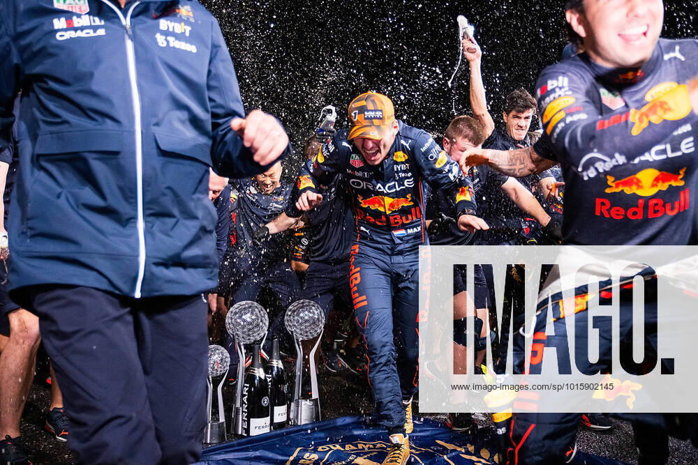 Bilder des Jahres, Sport 10 Oktober Formula 1 2022 Honda Japanese Grand Prix 09.10.2022, Suzuka International Racing Course, Suzuka, Formula 1 2022 Honda Japanese Grand Prix , im Bild Weltmeister 2022 Max Verstappen (NEL), Oracle Red Bull Racing, Technikchef Adrian Newey, Motorsportchef Dr. Helmut Marko (Red Bull Racing Honda), Teamchef Christian Horner (Red Bull Racing Honda), Sergio Perez (MEX), Oracle Red Bull Racing.