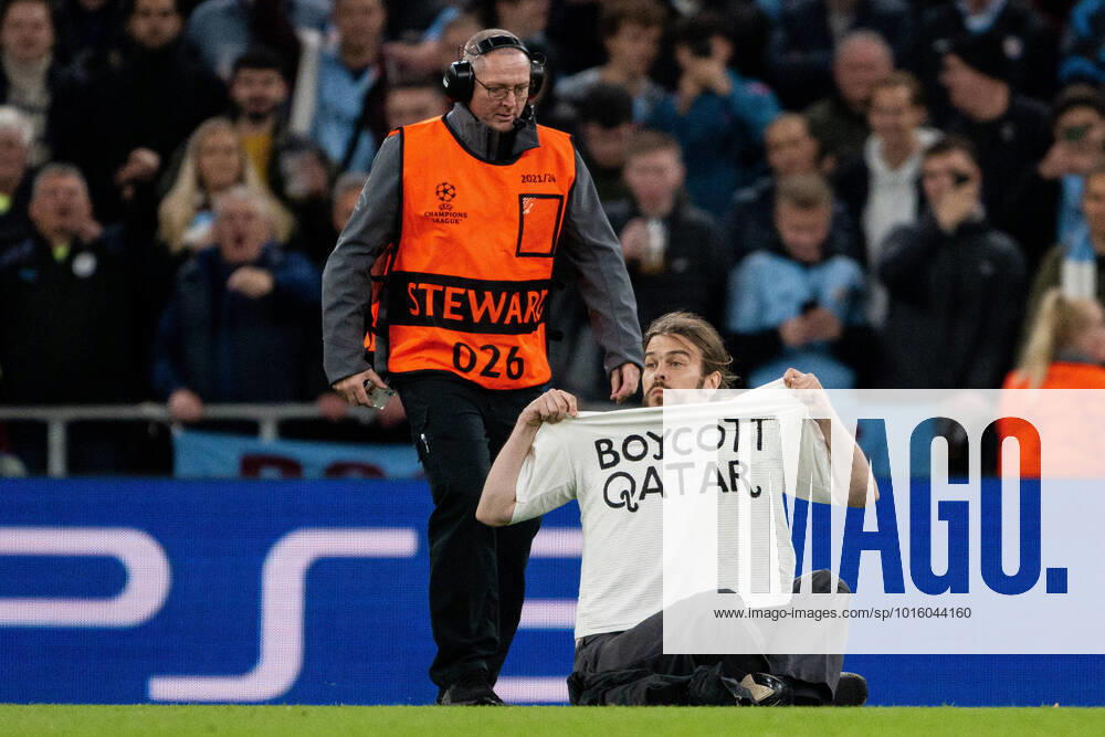 A pitch invader during the UEFA Champions League football match between FC Copenhagen and Manchester City on October 11, 2022 in Köpenhamn. Photo: Petter Arvidson BILDBYRAN kod PA PA0412 fotboll football soccer fotball champions league fc copenhagen manchester city bbeng planstormare publik