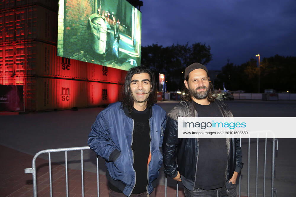Fatih Akin und Adam Bousdoukos beim Screening des Kinofilms Soul Kitchen im Autokino Bewegte Zeiten auf dem Heiligengeistfeld. Hamburg