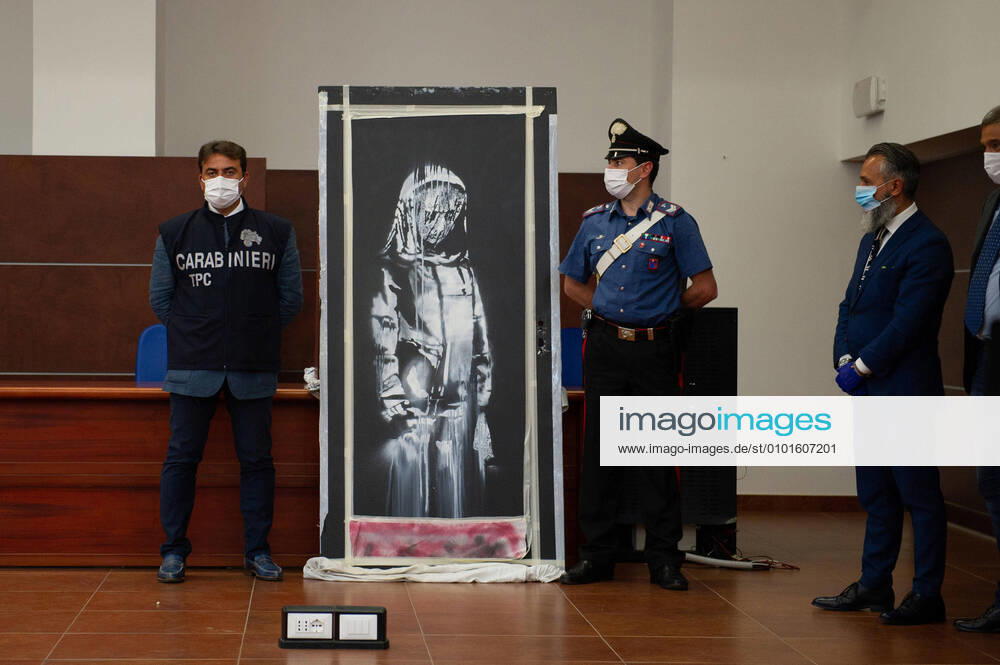 Italien, Polizei präsentiert gestohlenes angebliches Banksy-Werk aus Bataclan-Klub Foto IPP LM Lorenzo Di Cola L Aquila, 11 06 2020 Conferenza Stampa presso Palazzo di Giustizia di L Aquila per il ritrovamento della porta dell uscita di sicurezza del Bataclan - il locale di Parigi luogo della strage del 13 novembre 2015 ad opera di terroristi dell ISIS - con opera dell artista Bansky omaggio alle vittime dell attentato Nella foto i carabinieri con l opera dipinta sulla porta Italy Photo Press - World Copyright