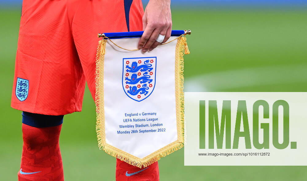 UEFA Nations League 26.09.2022 in Wembley England - Deutschland Harry Kane (England) mit dem Wimpel der FA