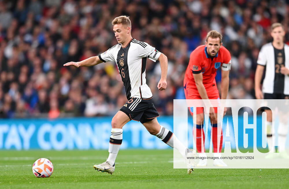 UEFA Nations League 26.09.2022 in Wembley England - Deutschland Joshua Kimmich (li, Deutschland) am Ball beobachtet von Harry Kane (re, England)