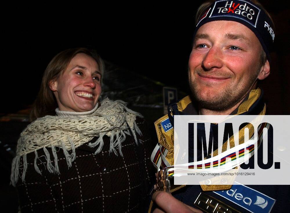 ST MORITZ 20030208 Det blev norskt VM-silver genom Kjetil Andre Aamodt da herrarnas störtlopp avgjordes i St Moritz lördagen den 8:e februari 2003. Här gratuleras Aamodt av flickvännen Stina Östvold efter den officiella medaljutdelningen i St Moritz pa lördagskvällen. ST MORITZ Schweiz