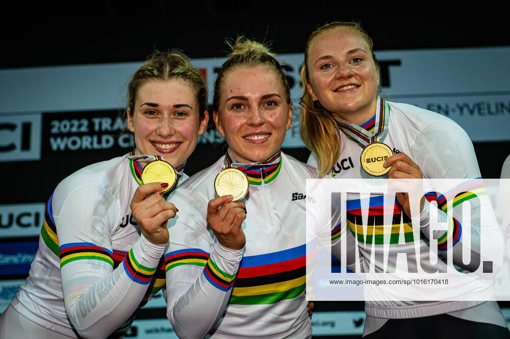 KW41 Pauline Sophie GRABOSCH, Emma HINZE, Lea Sophie FRIEDRICH UCI Track World Championships 2022 Pauline Sophie GRABOSCH, Emma HINZE, Lea Sophie FRIEDRICH holen Gold (Goldmedaille, Weltmeisterin, Weltmeistertitel) in Frauen Team Sprintvor China (People s Republic.) und Großbritannien. Siegerehrung, Podium UCI Track World Championships 2022 (Bahnradsport-Weltmeisterschaften) im Velodrome National in Saint-Quentin-en-Yvelines (Montigny-le-Bretonneux Frankreich). Die 122. UCI-Bahn-Weltmeisterschaften 2022 finden vom 12. bis 16. Oktober 2022 statt.