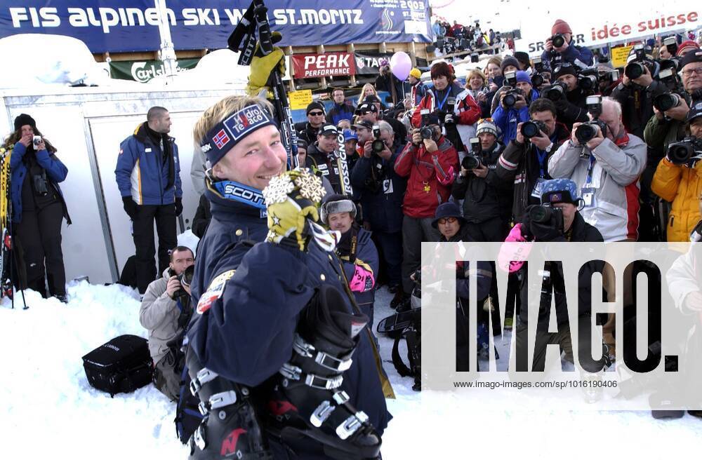 ST MORITZ 20030208 Det blev norskt VM-silver genom Kjetil Andre Aamodt da herrarnas störtlopp avgjordes i St Moritz lördagen den 8:e februari 2003. Silvret blir Aamodts 19:e mästerskapsmedalj. Här poserar Aamodt för den samlade världspressen. ST MORITZ Schweiz