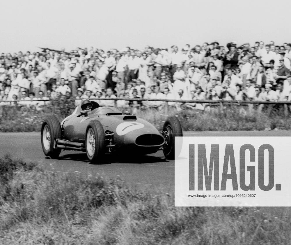 Nuerburgring Grosser Preis von Deutschland 04.08.1957 Peter Collins im Ferrari 801 in Aktion . Im Hintergrund die Zuschauer, die nur durch einen Holzzaun von der Rennstrecke getrennt sind