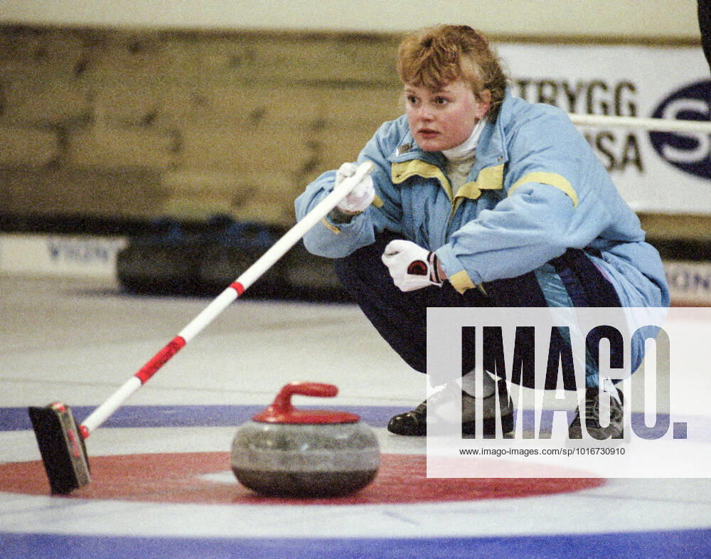 STOCKHOLM 1991-11-03 Lag Härnösand CK:s skipper Anette Norberg tar ut riktningen i en curlingmatch mot lag Umea i European Masters 3:e november 1991 i Stockhagens ishall i Stocksund utanför Stockholm. Umea besegrade Härnösand med 8-7. Stockholm Sverige
