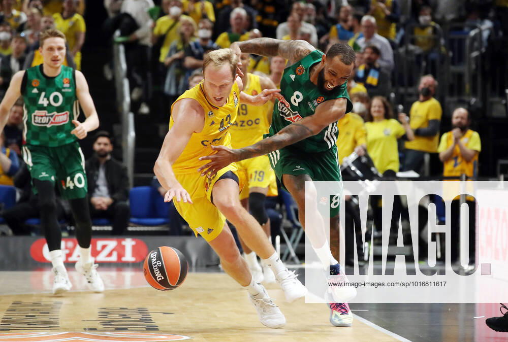 KW42 Luke Sikma, Derrick Williams Zweikampf Spielszene Aktion Basketball Euroleague EL Herren Saison 2022 2023 19.10.2022 ALBA Berlin vs. Panathinaikos Athen