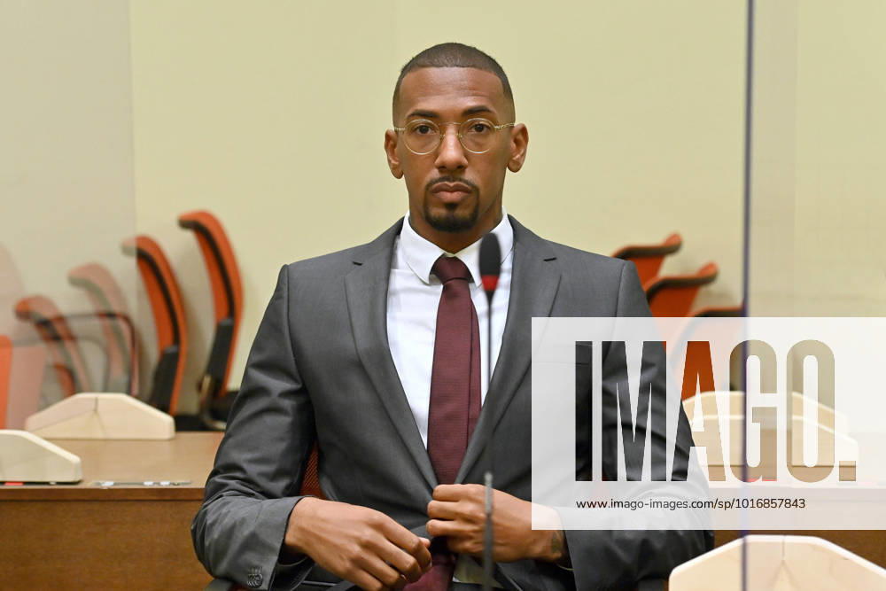 KW42 Jerome BOATENG nimmt Platz, Einzelbild,angeschnittenes Einzelmotiv, Halbfigur,halbe Figur. Strafverfahren gegen Jerome B. wegen des Verdachts der Koerrperverletzung (Karibik) am 20.10.2022 vor dem Oberlandesgericht Muenchen II, OLG Â