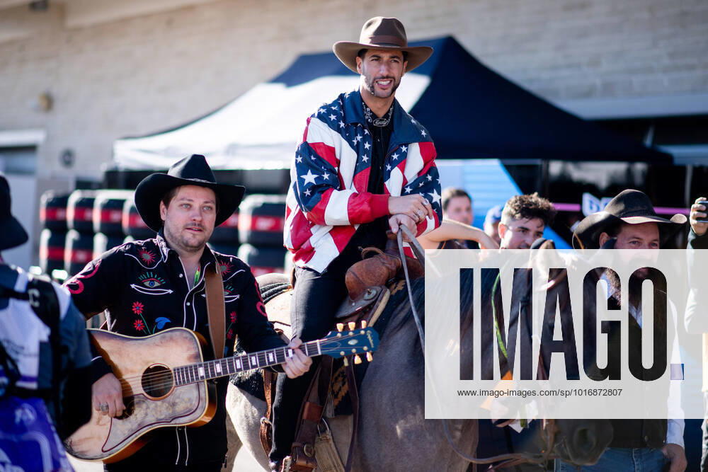 KW42 Daniel Ricciardo (AUS, McLaren F1 Team 3) reitet mit Pferd Horsey McHorse und Begleitung eines Musikers in das Fahrerlager, USA, Formel 1 Grand Prix der USA, Circuit of the Americas Austin, Mediaday, 20.10.2022 USA, Formel 1 Grand Prix der USA, Circuit of the Americas Austin, Mediaday, 20.10.2022 Austin