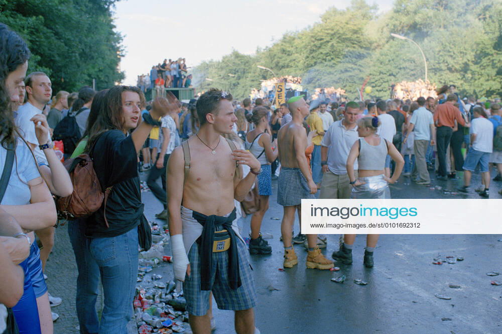 Die Loveparade 1997 auf der Straße des 17. Juni zwischen Ernst-Reuter-Platz und Brandenburger Tor sowie auf den Grünflächen des Tiergartens. Berlin