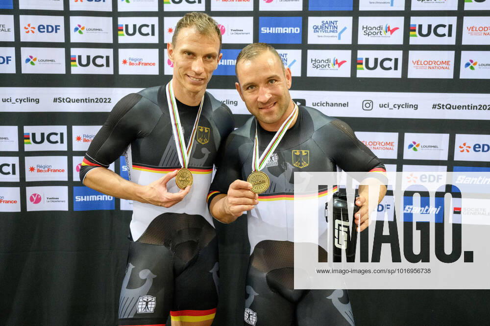 KW42 UCI Para-Cycling Track World Championship, WM, Weltmeisterschaft 2022 - 21.10.2022 - Day (2) SAINT QUENTIN EN YVELINES, FRANCE - OCTOBER 21: Thomas Ulbricht of Germany (local club: PSC Berlin, class: MB) and his guide Robert Foerstemann (local club: PSV Rostock, guide) posing with the bronce medal during the award ceremonies of the mens tandem 1000m sprint on day (2) of the UCI Para-Cycling Track World Championship 2022 at the Velodrome National of Saint Quentin en Yvelines on 21.10.2022 in Ile de France France.