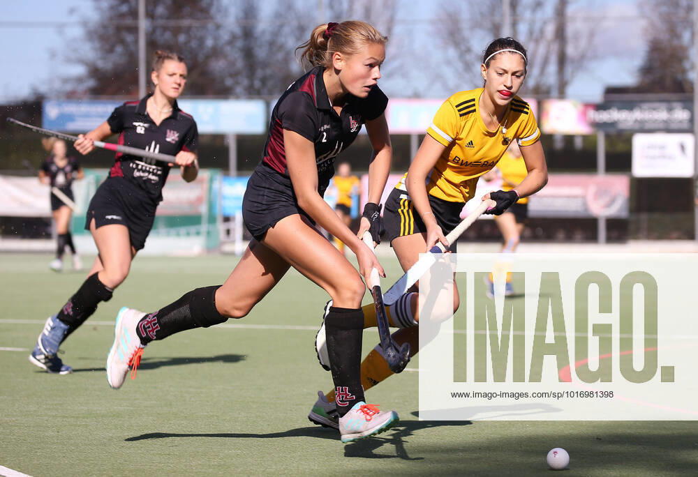 Deutschland, Ludwigsburg, Hockey, U16-DM Frauen: HC Ludwigsburg U16 Harvestehuder THC U16, v.l. Clara Gulewitsch (HCL), Amina Aufenacker (THC)
