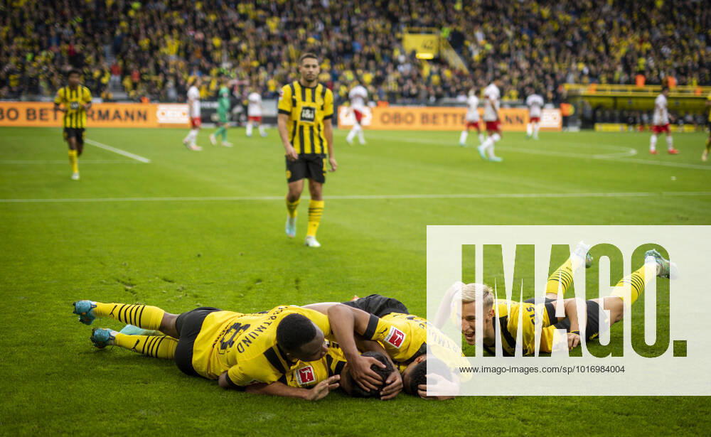 KW42 Dortmund, 22.10.2022 Torjubel: Youssoufa Moukoko (BVB), Giovanni Reyna (BVB), Jude Bellingham (BVB), Nico Schlotterbeck (BVB) Borussia Dortmund - VfB Stuttgart Fussball; Saison 2022 23 Foto: Moritz Müller