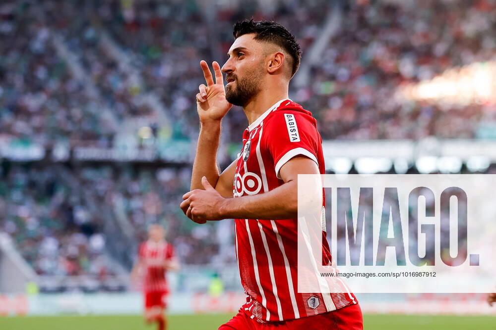 Torjubel bei Vincenzo Grifo (SC Freiburg, 32) nach seinem Tor zum 2:0 , GER, SC Freiburg vs. SV Werder Bremen, Fussball, Bundesliga, 11. Spieltag, Spielzeit 2022 2023, 22.10.2022 DFL REGULATIONS PROHIBIT ANY USE OF PHOTOGRAPHS AS IMAGE SEQUENCES AND OR QUASI-VIDEO. GER, SC Freiburg vs. SV Werder Bremen, Fussball, Bundesliga, 11. Spieltag, Spielzeit 2022 2023, 22.10.2022 Freiburg im Breisgau
