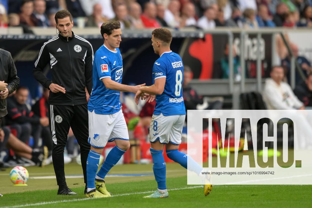 Fußball, 1. Bundesliga, 20221022, TSG 1899 Hoffenheim - FC Bayern München. Im Bild Auswechslung Wechsel Sebastian RUDY (TSG 1899 Hoffenheim, 16) kommt für Dennis GEIGER (TSG 1899 Hoffenheim, 8). Sinsheim PreZero Arena Baden Württemberg Deutschland