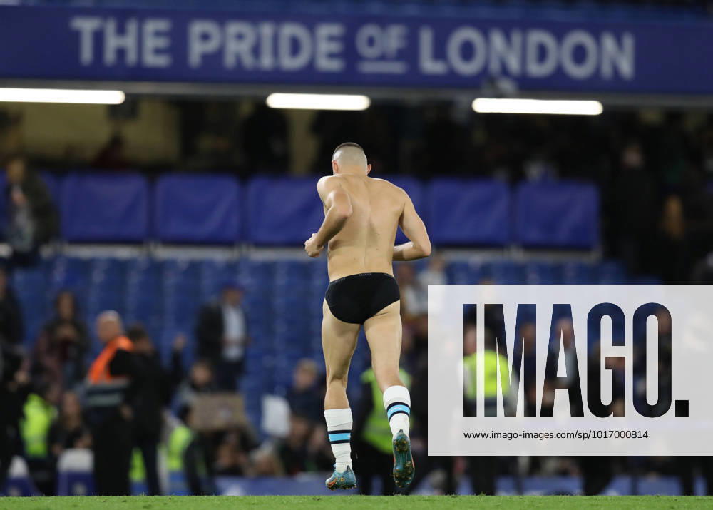 KW42 London, England, 22nd October 2022. Mateo Kovacic of Chelsea leaves the pitch in just his underwear after giving his shirt and shorts to fans after the Premier League match at Stamford Bridge, London. Picture credit should read: Paul Terry Sportimage . SPI-1973-0028
