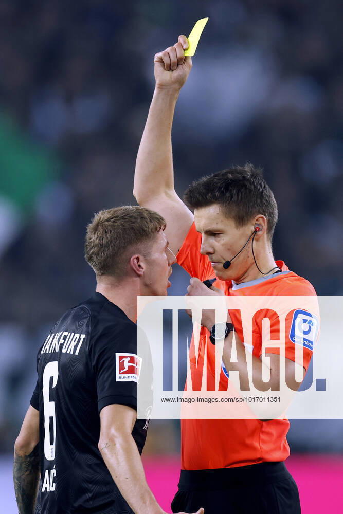 KW42 JAKIC Kristijan Team Eintracht Frankfurt mit Schiedsrichter SIEBERT Daniel DFL Bundesliga Saison 2022 - 2023 Spiel Borussia Moenchengladbach - Eintracht Frankfurt am 22. 10. 2022 in Moenchengladbach DFL REGULATIONS PROHIBIT ANY USE OF PHOTOGRAPHS as IMAGE SEQUENCES and or QUASI-VIDEO