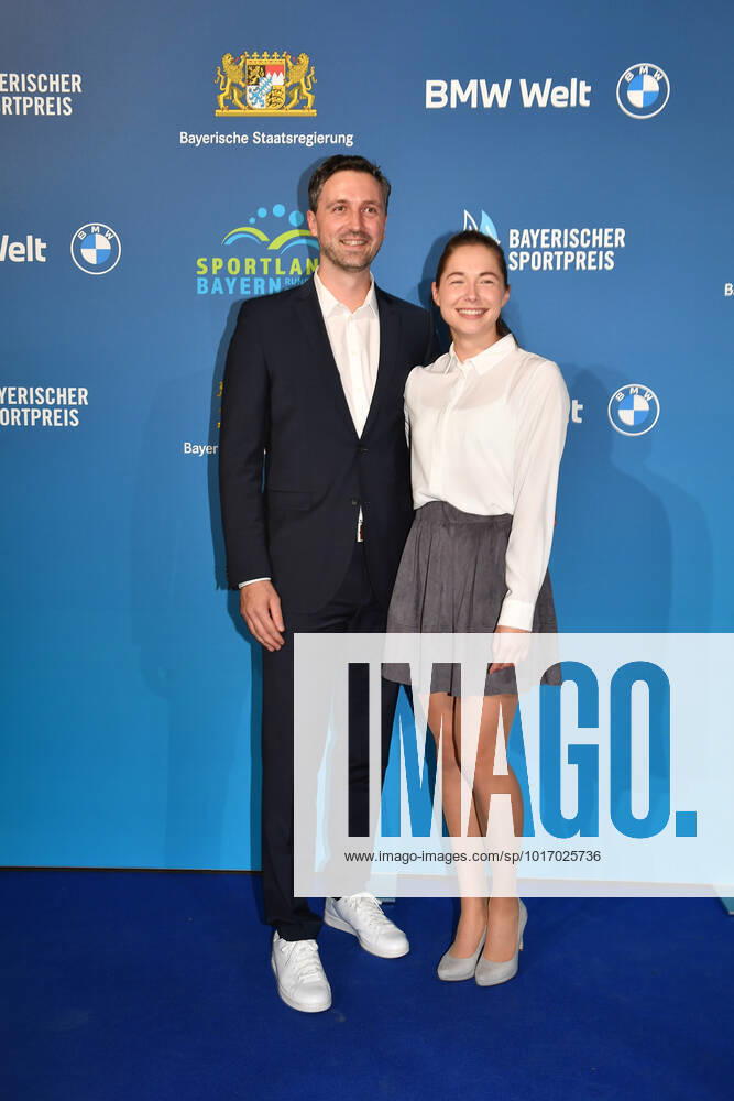 Gina Lückenkemper mit Begleitung Verleihung des Bayerischen Sportpreis 2022 Ehrung, Auszeichnung, Preis BMW Welt München 22. Oktober 2022